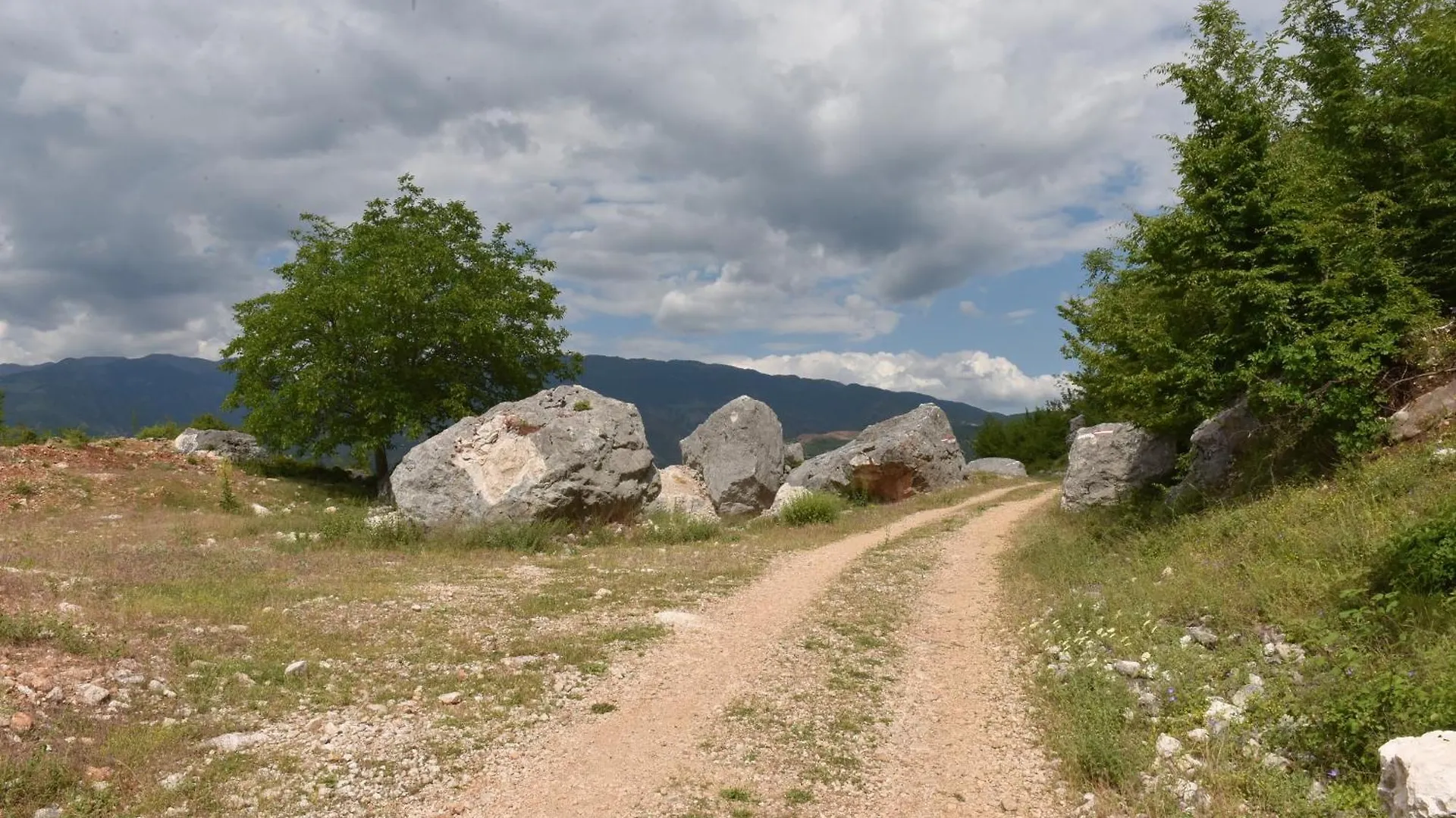 Bujtina Shpella E Plakes Cercan Librazhet